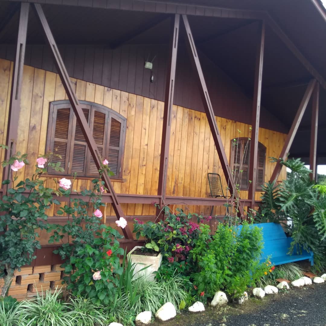 Fachada em madeira da pousada