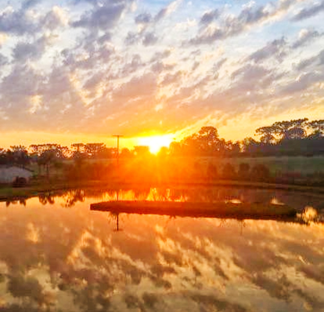 Pôr do sol refletido na água